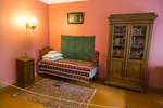 Металлическая кровать в спальне Чайковского