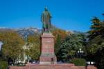 Памятник В.И. Ленину на набережной