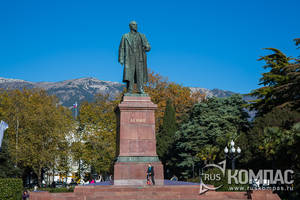 Памятник В.И. Ленину на набережной