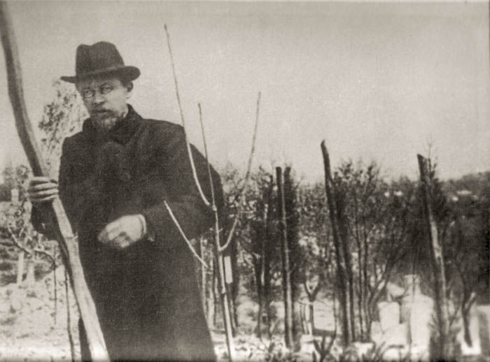 Антон Павлович Чехов за работой в саду в своем ялтинском доме