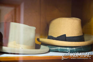 Шляпы Чехова на полочке в шкафу