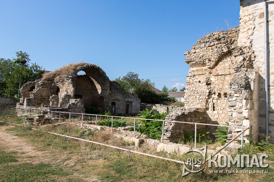 Руины средневекового медресе