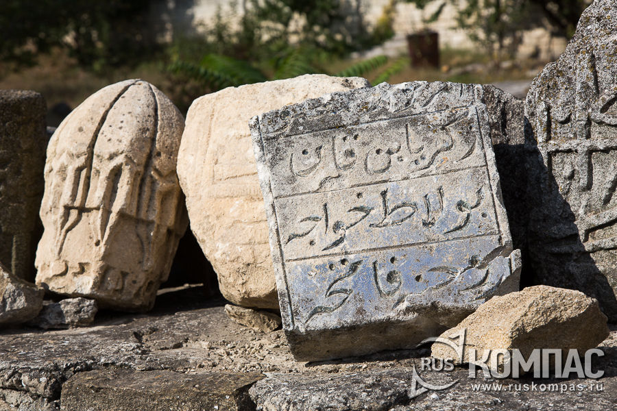 Каменные плиты и части разрушенных надгробий у стен мечети хана Узбека