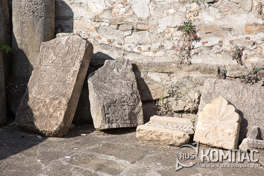 Каменные плиты и декоративные элементы из камня во дворе мечети хана Узбека