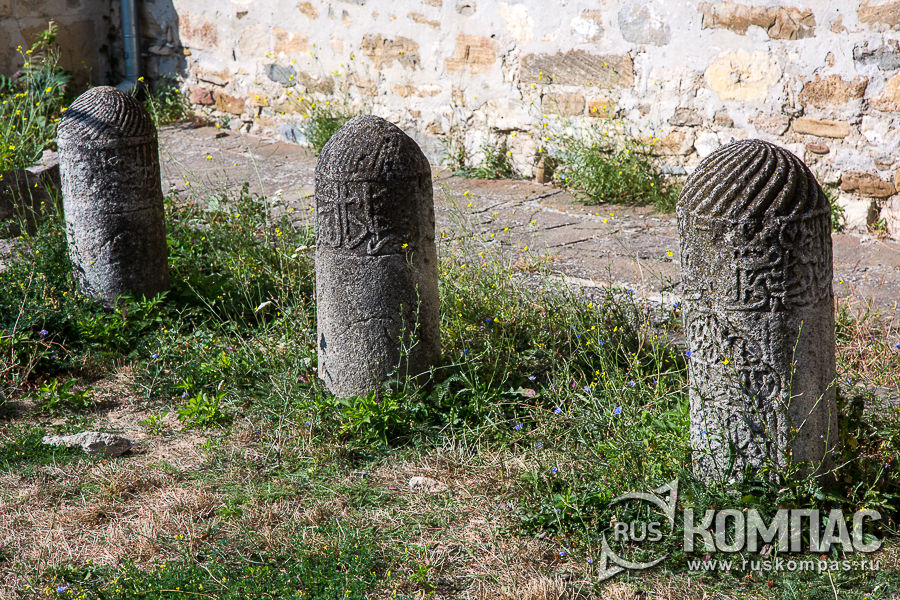 Каменные надгробия у стен мечети хана Узбека