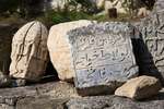 Каменные плиты и части разрушенных надгробий у стен мечети хана Узбека