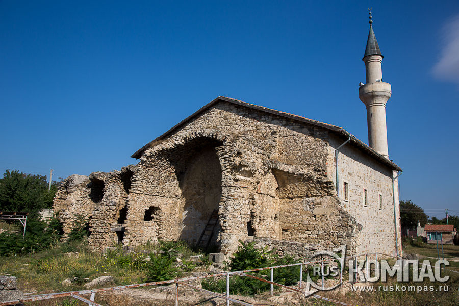 Руины средневекового медресе