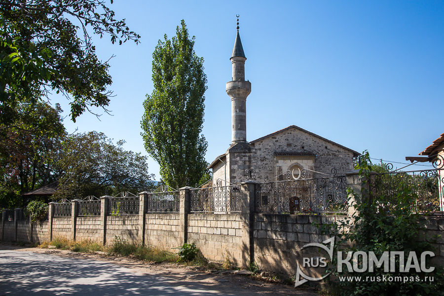 Мечеть хана Узбека (XIV век) - древнейшая из сохранившихся мечетей полуострова