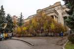 Инсталляция Цая Гоцяна «Осень» в сквере у входа в Главное здание Пушкинского музея