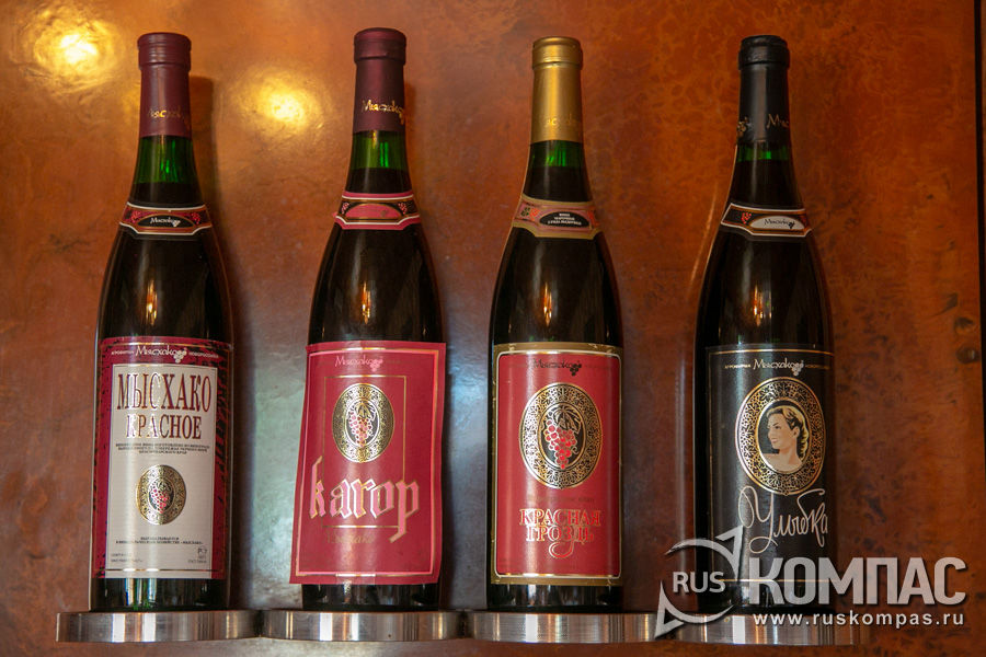 Образцы бутылок винзавода «Мысхако», выпускаемых в разные годы в СССР