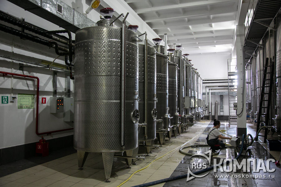 Сбраживаясь, над вином поднимается мезга, уровень которой видно через прозрачную емкость сверху резервуара