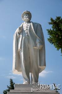 Памятник Ленину в сквере у винзавода «Мысхако»