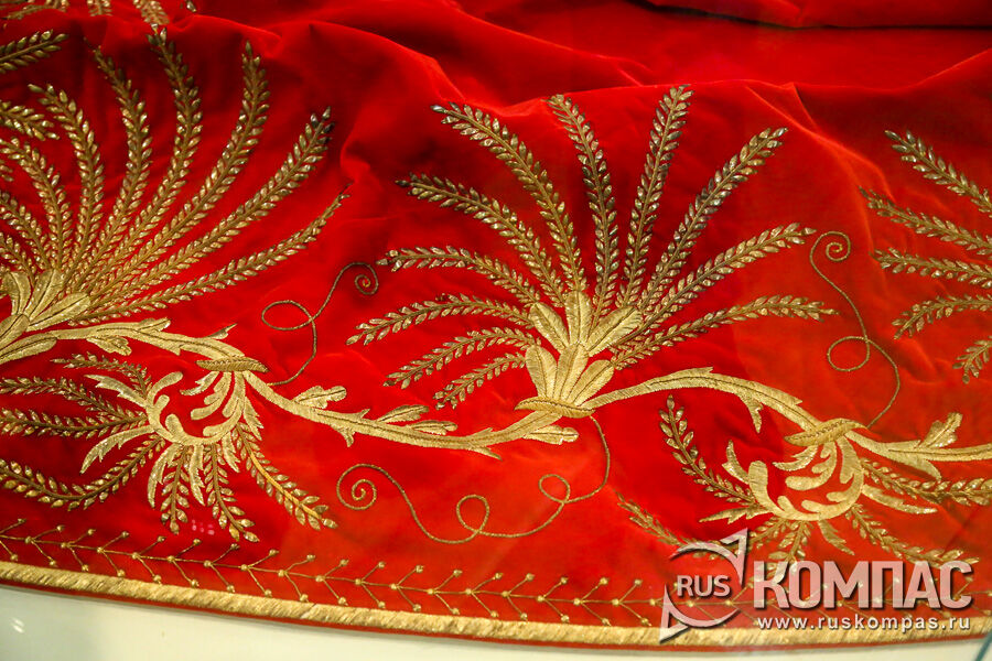 Золотое шитье «хвоста» парадного придворного платья фрейлины царицы