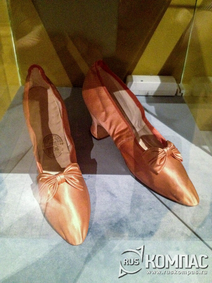 Туфли императрицы Марии Федоровны из атласа лососевого цвета парижской фирмы Meier