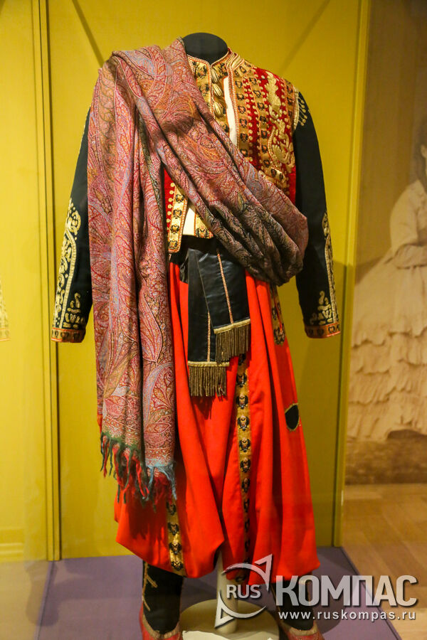 Парадный костюм придворного арапа фирмы «И.П. Лидваль» состоит из куртки, жилета, штанов, кушака, штиблетов, шали и туфлей