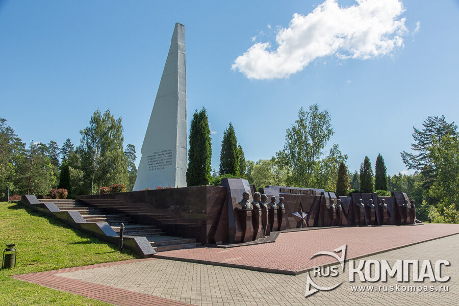 Мемориал Обелиск-знамя и бюсты партизан Героев Советского Союза