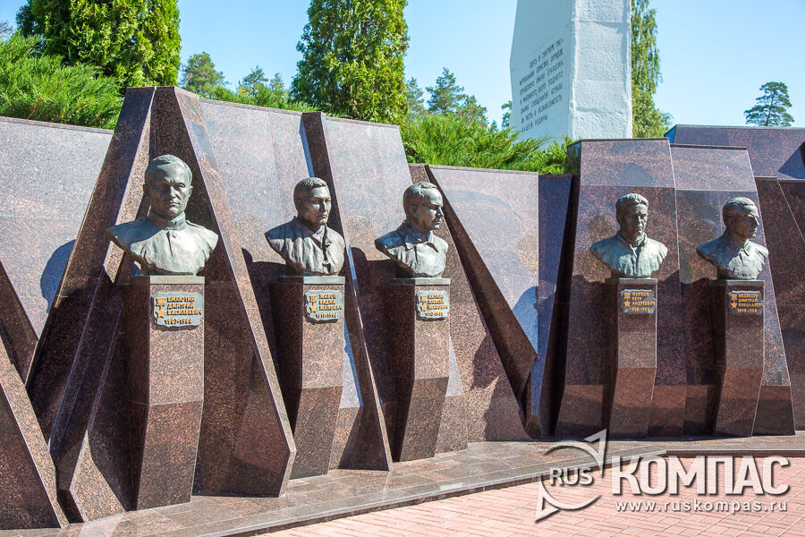 Бюсты партизан Героев Советского Союза перед Обелиском-знаменем