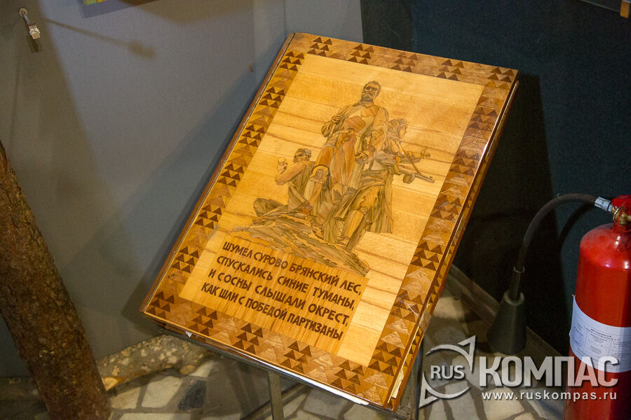 Деревянная папка с изображением партизан