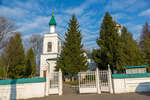 Вход на территорию Никольской церкви, где похоронены потомки Толстого