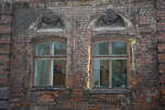 Окна с лепниной (улица Революции, 2к2)