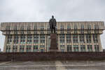 Памятник Ленина перед зданием Правительства области
