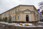 Дом построен в 1949 г. как поликлиника для сотрудников НКВД (улица Дзержинского, 1)