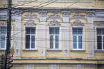 Окна второго этажа с лепниной (Советская улица, 68)