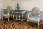 Столик с фарфоровой вазой и два стула, обтянутых светло-серым с золотом шелком