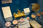 Чернильница и памятные медали в честь сражений войны 1812 года