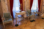 Резные столики и голубые стулья в Овальном зале