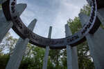 9 пилонов, которые соединены вверху широким металлическим кольцом (Памятник Народовольцам)