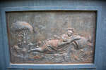 На барельефе изображена Липа - символ Липецка и древнеримская богиня здоровья Гигия - символ липецких целебных вод