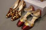 Бархатные (Германия, 1938 г.) и атласные туфли вишневго цвета (США, 193035 гг.), декорированные листочками из золотой и серебряной кожи