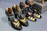Туфли фасона D’Orsay с верхом из чёрного атласа и аппликацией в виде листьев из золотой и серебряной кожи на союзке и каблуке, США, 1927-29 гг.