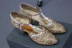 Выходые туфли из парчи золотистого цвета с Т-образным ремешком из серебряной кожи, переплетённой косичкой ТМ Traveler Shoe, The (США), 1920-е гг.