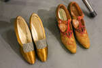 Атласные лодочки ТМ Spencer (США) конец 20-х гг. и выходные туфли из красно-золотист  с рисунком «пейсли» (США, 1920-22 гг.)