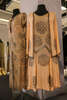 Справа - единственное на выставке платье с жакетом, украшенное вышивкой бисером в стиле ар-деко (Великобритания)