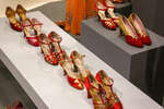 Коллекция из красных, бордовых и цвета фуксии атласных туфель, декорированных золотой и серебряной кожей 