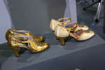 Туфли из золотой кожи и атласа, декорированные полосками золотой кожи, 1930-е годы