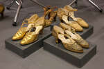 Варианты лодочек из золотой кожи, которые носили модницы 1920-е годы