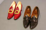 Слева выходные туфли из красной кожи с высоким язычком и позолоченной пряжкой ТМ Wichert & Gardiner (1900-1919 гг).