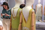 Одна из характерных деталей платья-туники - открытая спина