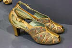 Открытые туфли с верхом из атласа и золотой кожи, США, 1920-е годы
