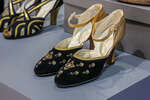 Черные бархатные туфли фасона D’Orsay с союзкой, задником из золотой кожи и вышивкой, 1920-1929 годы