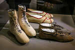 Купальные туфли из атласа в полоску датируются 1890 годом (США)