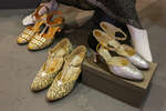 Лайковые золотые и серебряные туфли украшали сложным геометрическим рисунком