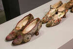 Справа - закрытые туфли из парчи с крупными цветами розового и фиолетового оттенков торговой марки  J. Gane & Son Ltd. (Великобритания), 1920-е гг.