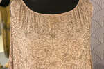 Платье-туника из репсового бежевого атласа, декорированное повторяющимся цветочным узором из серебряного бисера