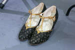 Туфли с верхом из чёрного шёлка с цветочным узором, аппликацией и ремешками из золотой кожи, 1920-е гг., США