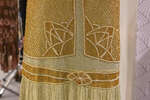 Вышивка золотым бисером имитирует на платье пояс и жилет (The Gerode Dress, Франция, 1920-е гг.)